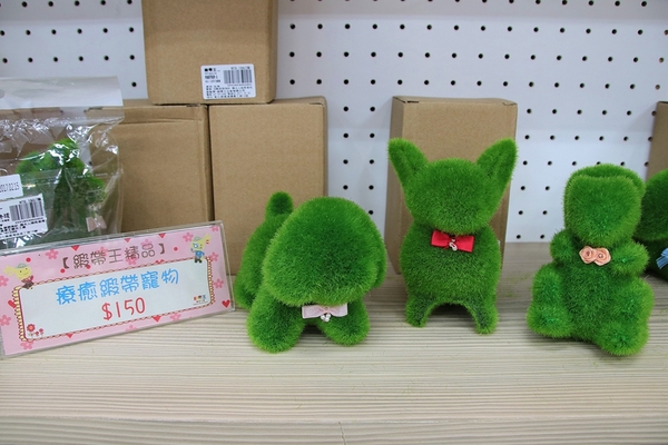 緞帶王觀光工廠：【彰化鹿港景點】緞帶王觀光工廠~夢幻七色彩虹步道，純白色搖椅彩色窗框、桃心拱門、老舊場景，真的是太好拍了啦