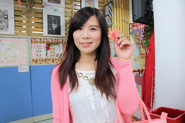 緞帶王觀光工廠：【彰化鹿港景點】緞帶王觀光工廠~夢幻七色彩虹步道，純白色搖椅彩色窗框、桃心拱門、老舊場景，真的是太好拍了啦