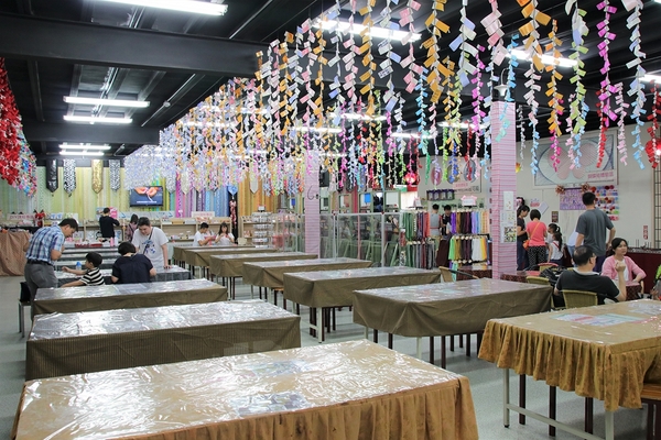 緞帶王觀光工廠：【彰化鹿港景點】緞帶王觀光工廠~夢幻七色彩虹步道，純白色搖椅彩色窗框、桃心拱門、老舊場景，真的是太好拍了啦