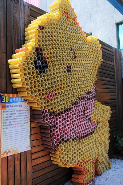 緞帶王觀光工廠：【彰化鹿港景點】緞帶王觀光工廠~夢幻七色彩虹步道，純白色搖椅彩色窗框、桃心拱門、老舊場景，真的是太好拍了啦