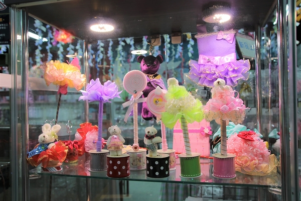 緞帶王觀光工廠：【彰化鹿港景點】緞帶王觀光工廠~夢幻七色彩虹步道，純白色搖椅彩色窗框、桃心拱門、老舊場景，真的是太好拍了啦