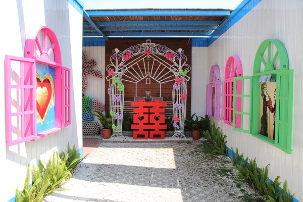 緞帶王觀光工廠：【彰化鹿港景點】緞帶王觀光工廠~夢幻七色彩虹步道，純白色搖椅彩色窗框、桃心拱門、老舊場景，真的是太好拍了啦