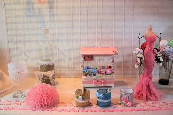 緞帶王觀光工廠：【彰化鹿港景點】緞帶王觀光工廠~夢幻七色彩虹步道，純白色搖椅彩色窗框、桃心拱門、老舊場景，真的是太好拍了啦