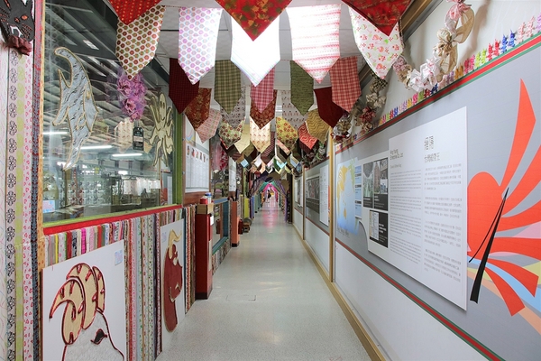 緞帶王觀光工廠：【彰化鹿港景點】緞帶王觀光工廠~夢幻七色彩虹步道，純白色搖椅彩色窗框、桃心拱門、老舊場景，真的是太好拍了啦