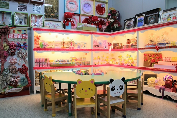 緞帶王觀光工廠：【彰化鹿港景點】緞帶王觀光工廠~夢幻七色彩虹步道，純白色搖椅彩色窗框、桃心拱門、老舊場景，真的是太好拍了啦