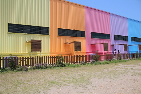 緞帶王觀光工廠：【彰化鹿港景點】緞帶王觀光工廠~夢幻七色彩虹步道，純白色搖椅彩色窗框、桃心拱門、老舊場景，真的是太好拍了啦