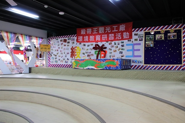 緞帶王觀光工廠：【彰化鹿港景點】緞帶王觀光工廠~夢幻七色彩虹步道，純白色搖椅彩色窗框、桃心拱門、老舊場景，真的是太好拍了啦