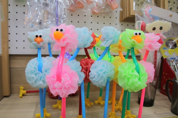 緞帶王觀光工廠：【彰化鹿港景點】緞帶王觀光工廠~夢幻七色彩虹步道，純白色搖椅彩色窗框、桃心拱門、老舊場景，真的是太好拍了啦