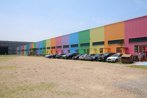 緞帶王觀光工廠：【彰化鹿港景點】緞帶王觀光工廠~夢幻七色彩虹步道，純白色搖椅彩色窗框、桃心拱門、老舊場景，真的是太好拍了啦