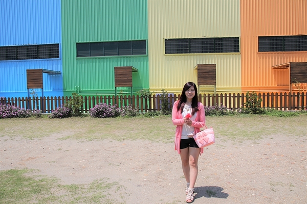 緞帶王觀光工廠：【彰化鹿港景點】緞帶王觀光工廠~夢幻七色彩虹步道，純白色搖椅彩色窗框、桃心拱門、老舊場景，真的是太好拍了啦