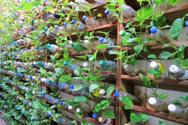 緞帶王觀光工廠：【彰化鹿港景點】緞帶王觀光工廠~夢幻七色彩虹步道，純白色搖椅彩色窗框、桃心拱門、老舊場景，真的是太好拍了啦