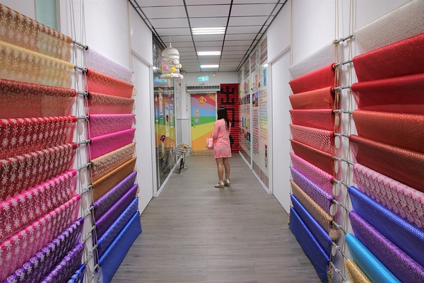 緞帶王觀光工廠：【彰化鹿港景點】緞帶王觀光工廠~夢幻七色彩虹步道，純白色搖椅彩色窗框、桃心拱門、老舊場景，真的是太好拍了啦