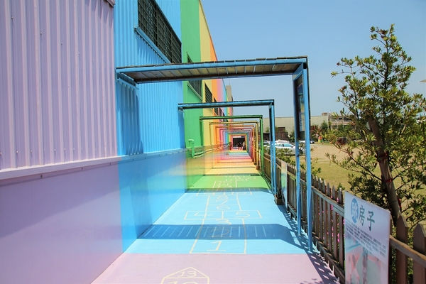 緞帶王觀光工廠：【彰化鹿港景點】緞帶王觀光工廠~夢幻七色彩虹步道，純白色搖椅彩色窗框、桃心拱門、老舊場景，真的是太好拍了啦