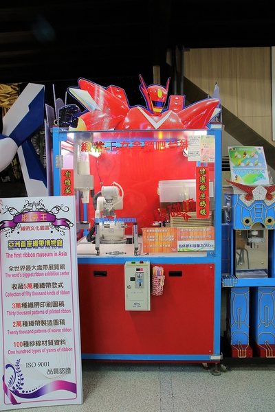 緞帶王觀光工廠：【彰化鹿港景點】緞帶王觀光工廠~夢幻七色彩虹步道，純白色搖椅彩色窗框、桃心拱門、老舊場景，真的是太好拍了啦