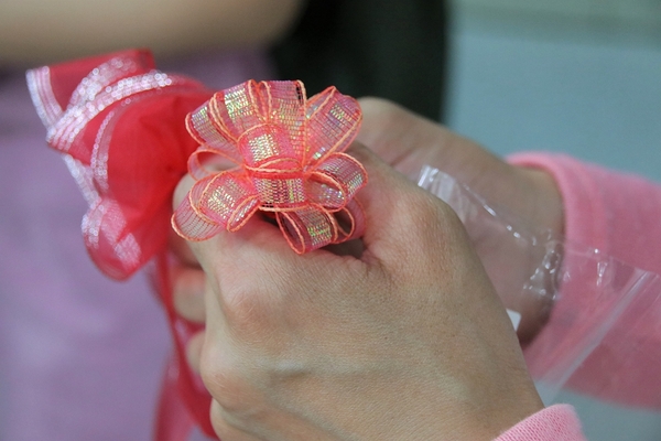 緞帶王觀光工廠：【彰化鹿港景點】緞帶王觀光工廠~夢幻七色彩虹步道，純白色搖椅彩色窗框、桃心拱門、老舊場景，真的是太好拍了啦