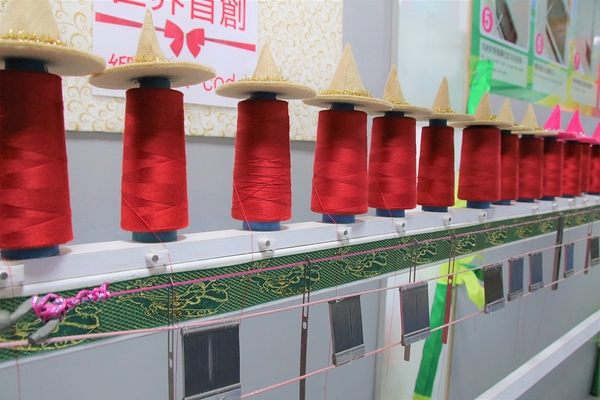 緞帶王觀光工廠：【彰化鹿港景點】緞帶王觀光工廠~夢幻七色彩虹步道，純白色搖椅彩色窗框、桃心拱門、老舊場景，真的是太好拍了啦