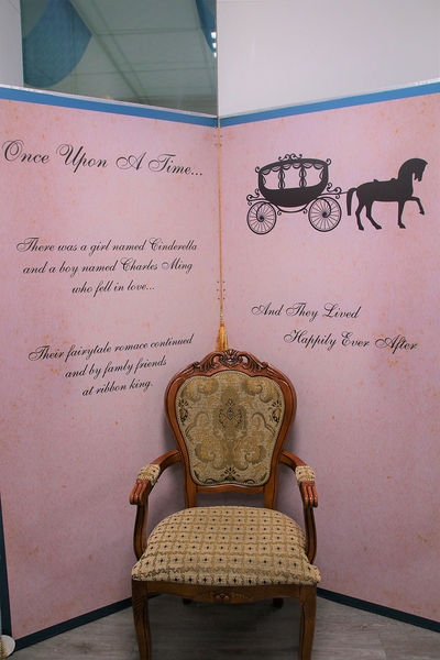 緞帶王觀光工廠：【彰化鹿港景點】緞帶王觀光工廠~夢幻七色彩虹步道，純白色搖椅彩色窗框、桃心拱門、老舊場景，真的是太好拍了啦