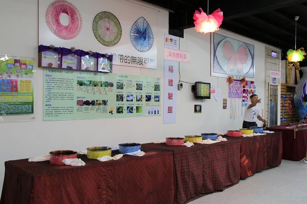 緞帶王觀光工廠：【彰化鹿港景點】緞帶王觀光工廠~夢幻七色彩虹步道，純白色搖椅彩色窗框、桃心拱門、老舊場景，真的是太好拍了啦