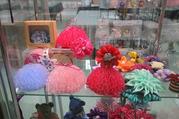 緞帶王觀光工廠：【彰化鹿港景點】緞帶王觀光工廠~夢幻七色彩虹步道，純白色搖椅彩色窗框、桃心拱門、老舊場景，真的是太好拍了啦