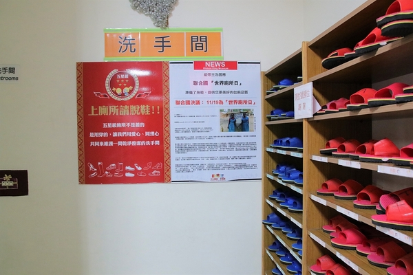 緞帶王觀光工廠：【彰化鹿港景點】緞帶王觀光工廠~夢幻七色彩虹步道，純白色搖椅彩色窗框、桃心拱門、老舊場景，真的是太好拍了啦