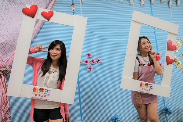 緞帶王觀光工廠：【彰化鹿港景點】緞帶王觀光工廠~夢幻七色彩虹步道，純白色搖椅彩色窗框、桃心拱門、老舊場景，真的是太好拍了啦