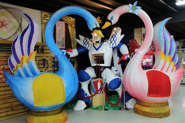 緞帶王觀光工廠：【彰化鹿港景點】緞帶王觀光工廠~夢幻七色彩虹步道，純白色搖椅彩色窗框、桃心拱門、老舊場景，真的是太好拍了啦