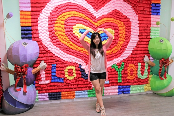 緞帶王觀光工廠：【彰化鹿港景點】緞帶王觀光工廠~夢幻七色彩虹步道，純白色搖椅彩色窗框、桃心拱門、老舊場景，真的是太好拍了啦