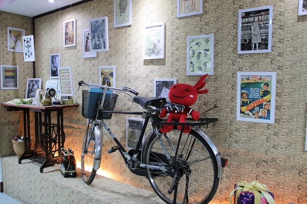 緞帶王觀光工廠：【彰化鹿港景點】緞帶王觀光工廠~夢幻七色彩虹步道，純白色搖椅彩色窗框、桃心拱門、老舊場景，真的是太好拍了啦