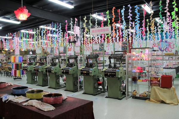 緞帶王觀光工廠：【彰化鹿港景點】緞帶王觀光工廠~夢幻七色彩虹步道，純白色搖椅彩色窗框、桃心拱門、老舊場景，真的是太好拍了啦