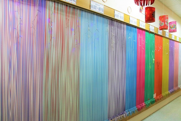 緞帶王觀光工廠：【彰化鹿港景點】緞帶王觀光工廠~夢幻七色彩虹步道，純白色搖椅彩色窗框、桃心拱門、老舊場景，真的是太好拍了啦