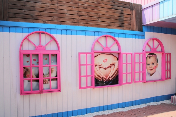 緞帶王觀光工廠：【彰化鹿港景點】緞帶王觀光工廠~夢幻七色彩虹步道，純白色搖椅彩色窗框、桃心拱門、老舊場景，真的是太好拍了啦