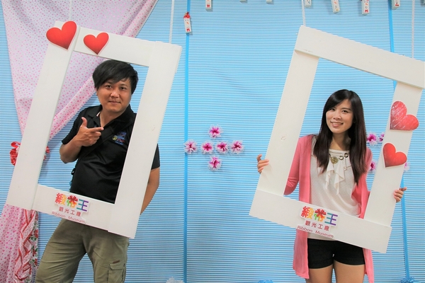 緞帶王觀光工廠：【彰化鹿港景點】緞帶王觀光工廠~夢幻七色彩虹步道，純白色搖椅彩色窗框、桃心拱門、老舊場景，真的是太好拍了啦