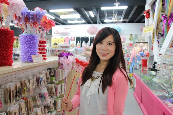 緞帶王觀光工廠：【彰化鹿港景點】緞帶王觀光工廠~夢幻七色彩虹步道，純白色搖椅彩色窗框、桃心拱門、老舊場景，真的是太好拍了啦