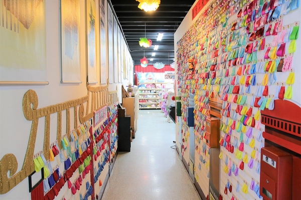 緞帶王觀光工廠：【彰化鹿港景點】緞帶王觀光工廠~夢幻七色彩虹步道，純白色搖椅彩色窗框、桃心拱門、老舊場景，真的是太好拍了啦