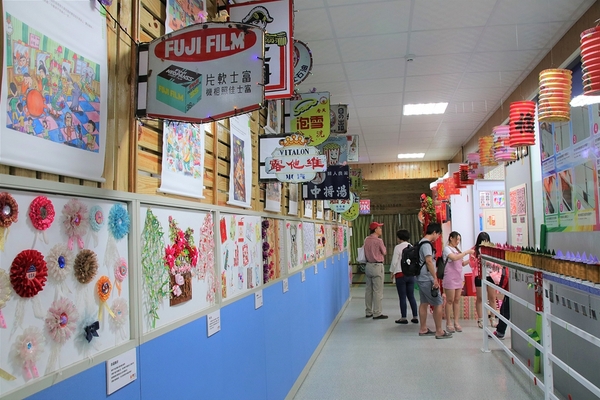 緞帶王觀光工廠：【彰化鹿港景點】緞帶王觀光工廠~夢幻七色彩虹步道，純白色搖椅彩色窗框、桃心拱門、老舊場景，真的是太好拍了啦