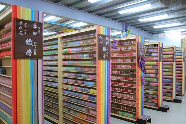 緞帶王觀光工廠：【彰化鹿港景點】緞帶王觀光工廠~夢幻七色彩虹步道，純白色搖椅彩色窗框、桃心拱門、老舊場景，真的是太好拍了啦