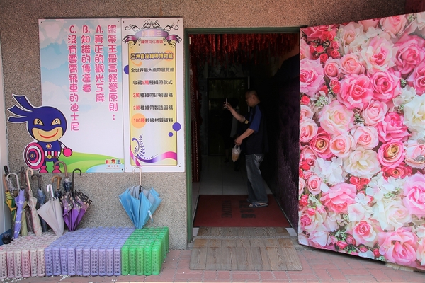 緞帶王觀光工廠：【彰化鹿港景點】緞帶王觀光工廠~夢幻七色彩虹步道，純白色搖椅彩色窗框、桃心拱門、老舊場景，真的是太好拍了啦