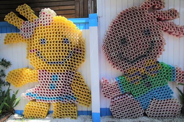 緞帶王觀光工廠：【彰化鹿港景點】緞帶王觀光工廠~夢幻七色彩虹步道，純白色搖椅彩色窗框、桃心拱門、老舊場景，真的是太好拍了啦