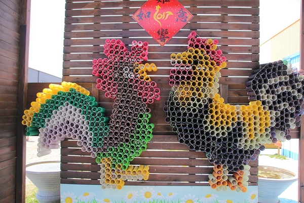 緞帶王觀光工廠：【彰化鹿港景點】緞帶王觀光工廠~夢幻七色彩虹步道，純白色搖椅彩色窗框、桃心拱門、老舊場景，真的是太好拍了啦