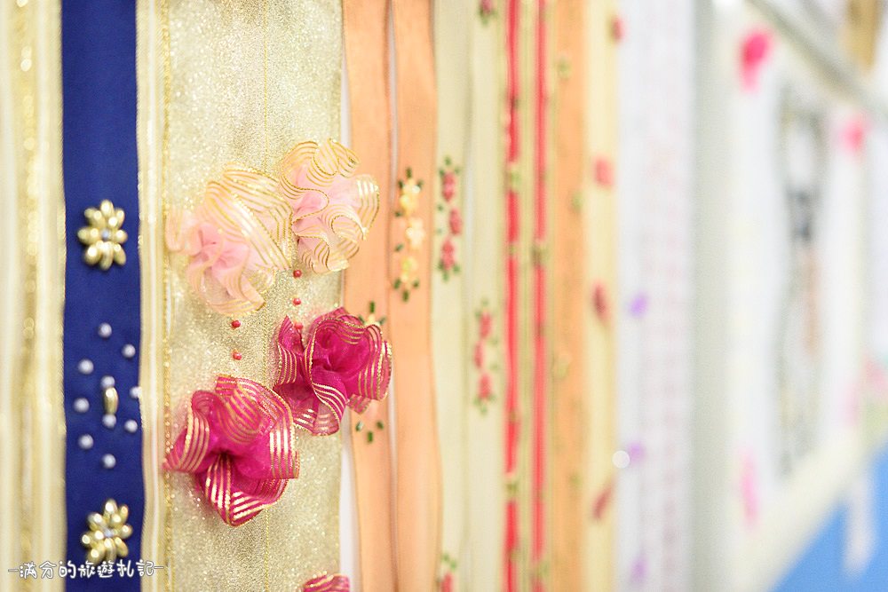 彰化鹿港景點》緞帶王 免門票觀光工廠 情侶約會必訪 超唯美的繽紛彩虹牆 - 滿分的旅遊札記