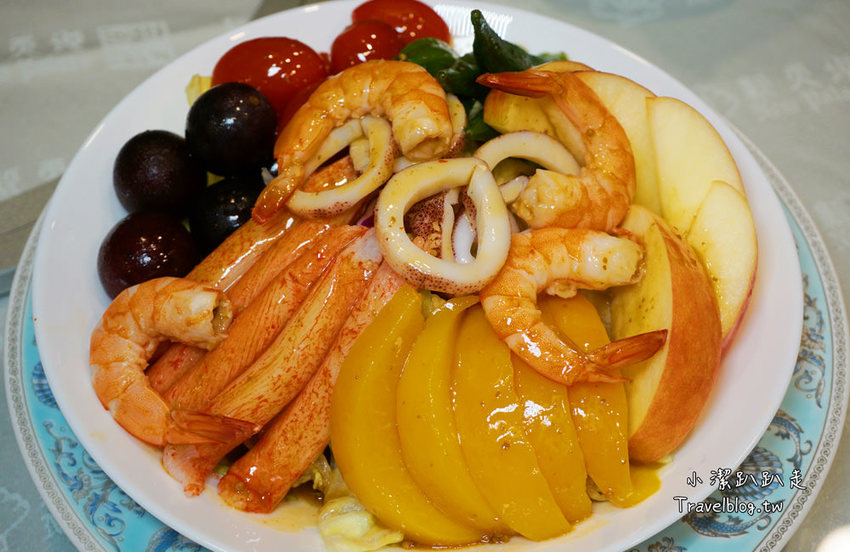 台中老字號海鮮餐廳》新天地梧棲創始店。熱門經典料理合菜四人一次滿足只要2000元！家庭聚餐 婚宴美食 - 小潔趴趴走旅遊札記