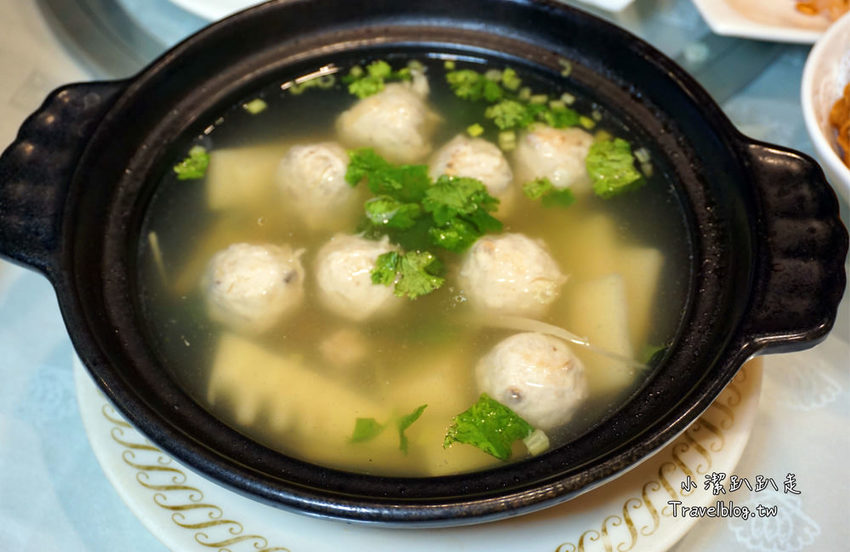 台中老字號海鮮餐廳》新天地梧棲創始店。熱門經典料理合菜四人一次滿足只要2000元！家庭聚餐 婚宴美食 - 小潔趴趴走旅遊札記