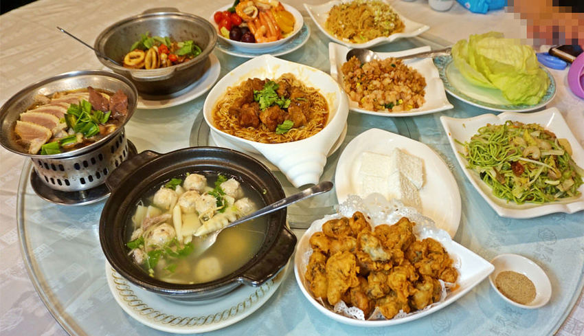 台中老字號海鮮餐廳》新天地梧棲創始店。熱門經典料理合菜四人一次滿足只要2000元！家庭聚餐 婚宴美食 - 小潔趴趴走旅遊札記