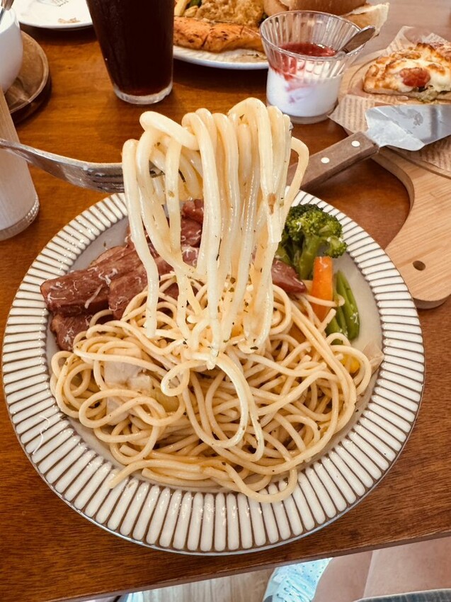 嘉義親子景點推薦!綠盈牧場X養牛人家餵小牛體驗、早午餐一次滿足。