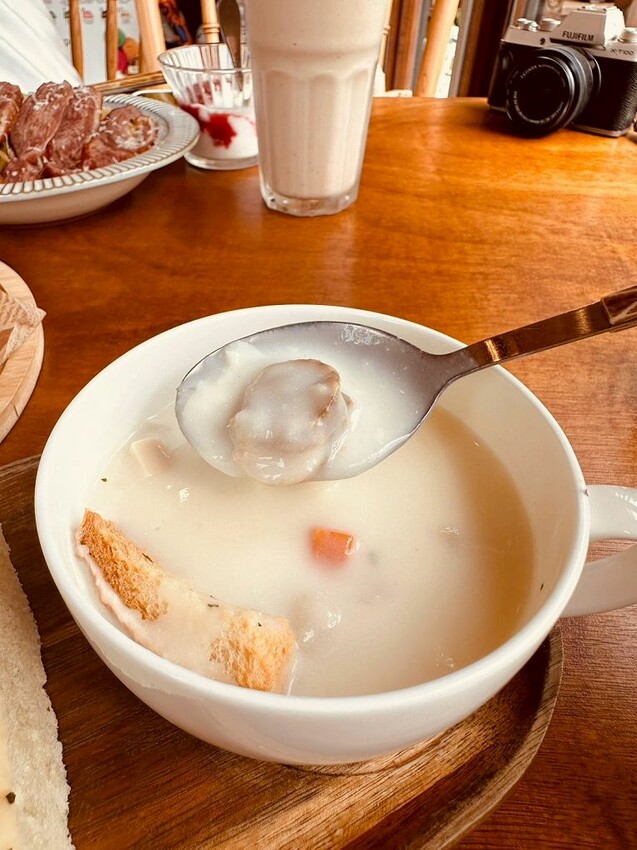 嘉義親子景點推薦!綠盈牧場X養牛人家餵小牛體驗、早午餐一次滿足。