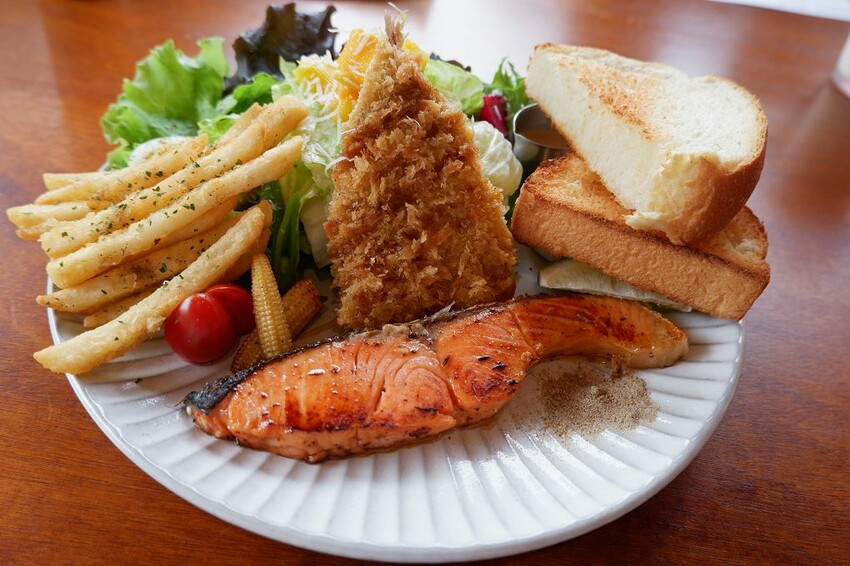 嘉義親子景點推薦!綠盈牧場X養牛人家餵小牛體驗、早午餐一次滿足。