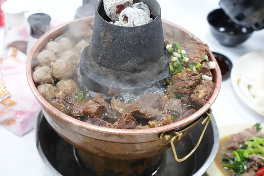 台中市南屯區台中美食|清真恩德元餃子館 絕對要預約!台中最強炭燒牛肉火鍋