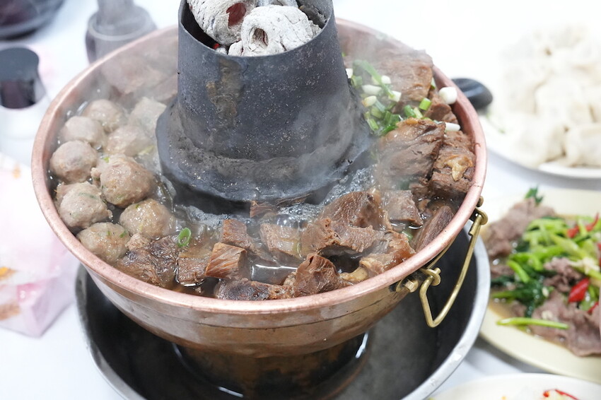 台中市南屯區台中美食|清真恩德元餃子館 絕對要預約!台中最強炭燒牛肉火鍋