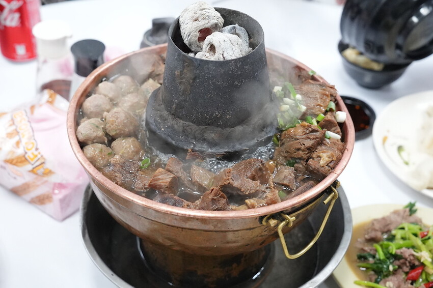 台中市南屯區台中美食|清真恩德元餃子館 絕對要預約!台中最強炭燒牛肉火鍋