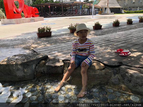 圓圓家出去玩-<苗栗通宵>通霄鹽來館，精緻鹽觀光工廠，親水廣場，足浴泡湯去